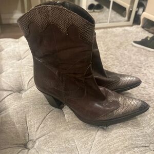 Chic Brown Snakeskin Heeled Boots